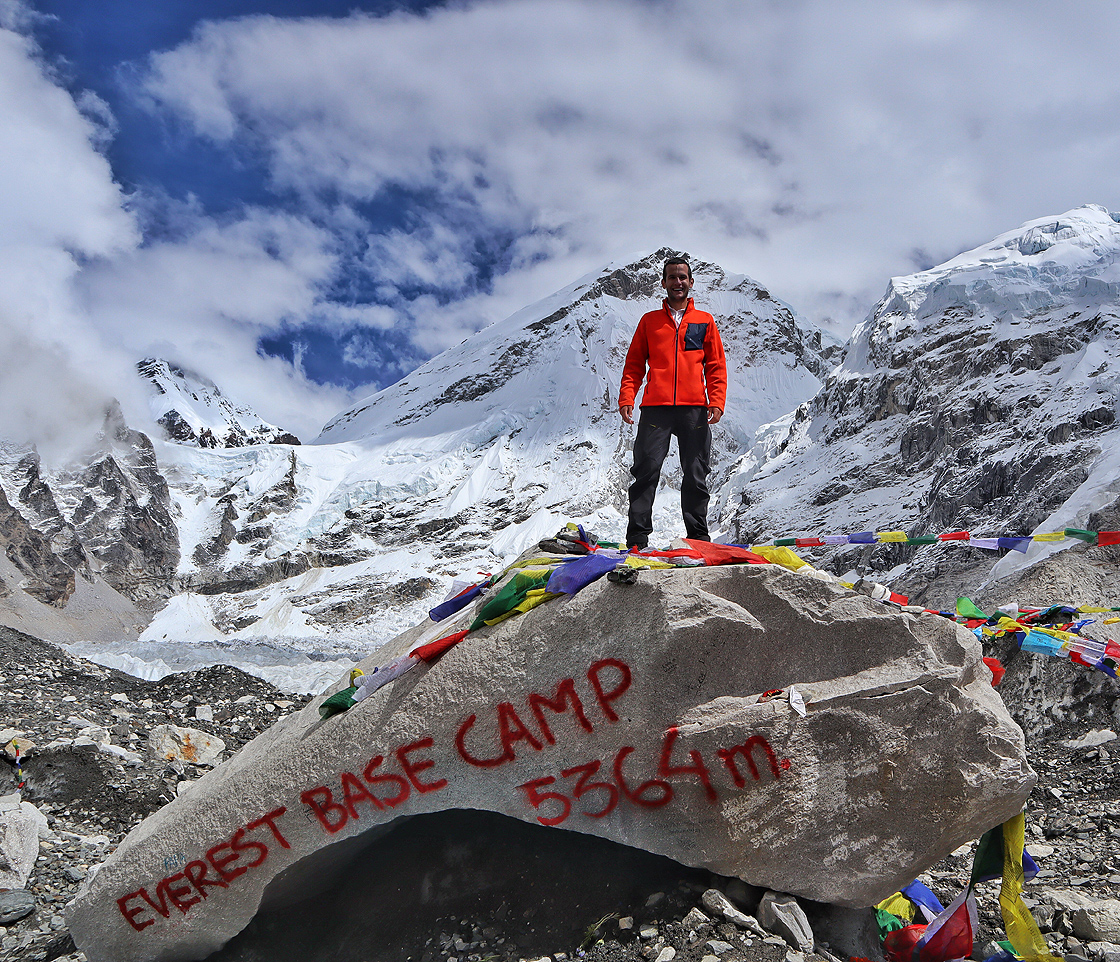 Genç Türk gezgin Everest’te saz çaldı